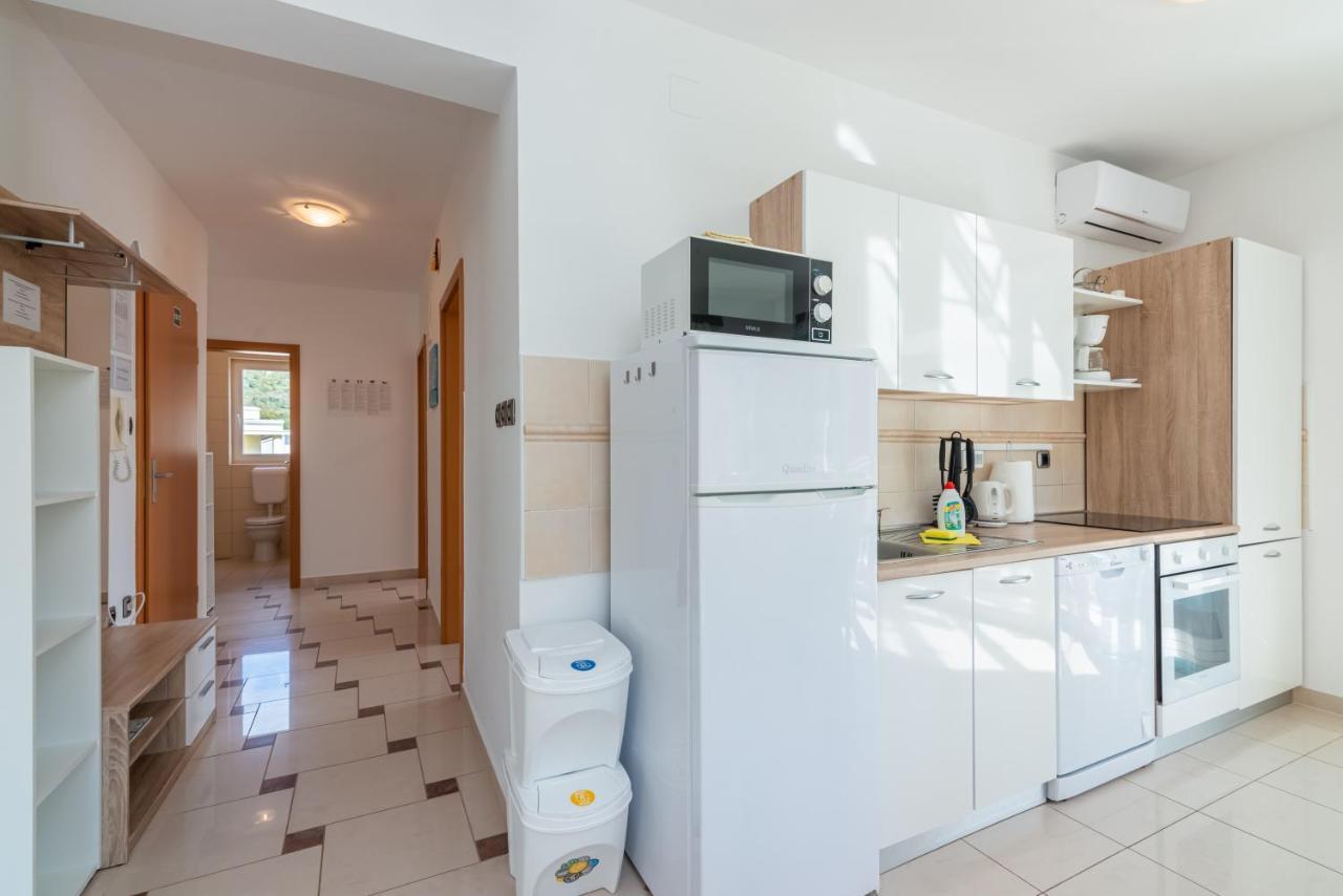 Beautiful Apartment Lovorka 6 , Baska, Krk 외부 사진