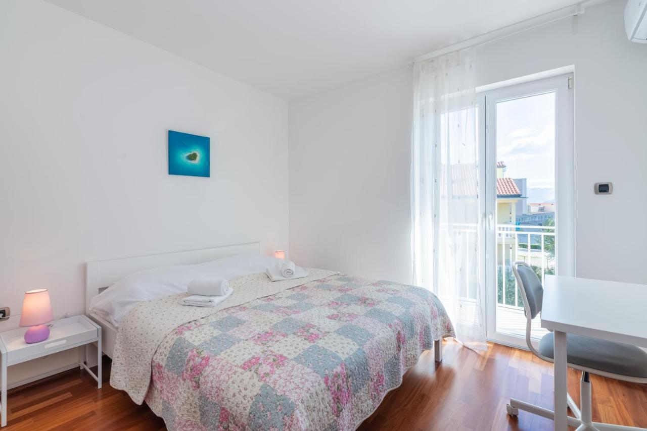 Beautiful Apartment Lovorka 6 , Baska, Krk 외부 사진