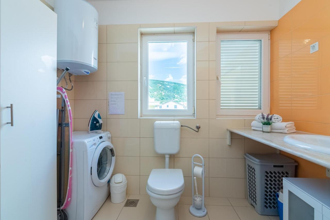 Beautiful Apartment Lovorka 6 , Baska, Krk 외부 사진