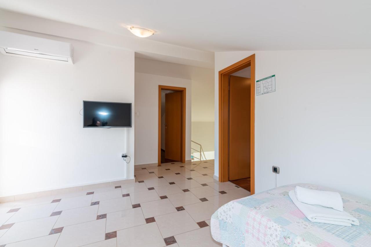 Beautiful Apartment Lovorka 6 , Baska, Krk 외부 사진