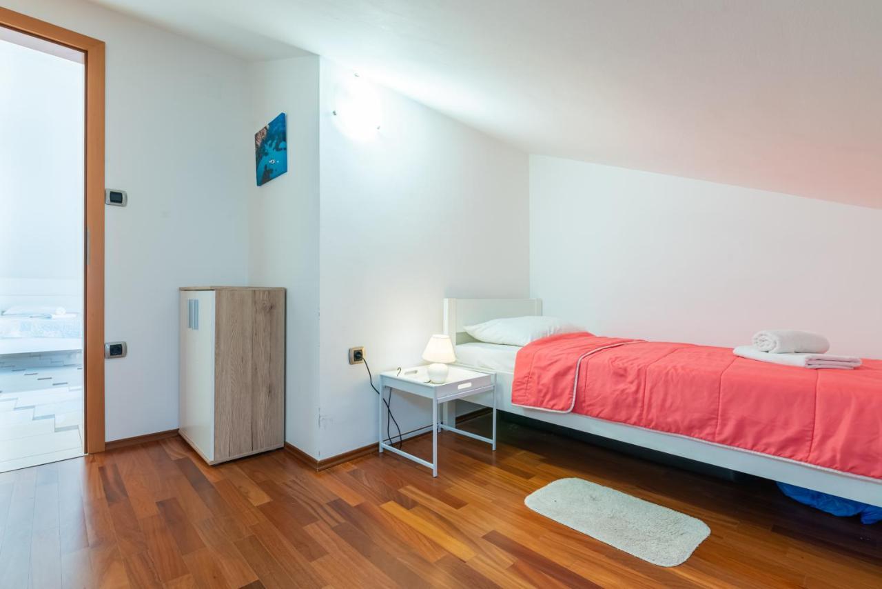 Beautiful Apartment Lovorka 6 , Baska, Krk 외부 사진